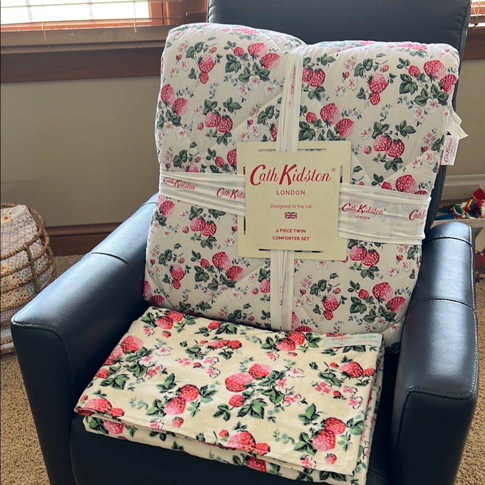 Cath Kidston Strawberry Pink Twin Comforter / Quilt & Sham Dorm Set plus Towel